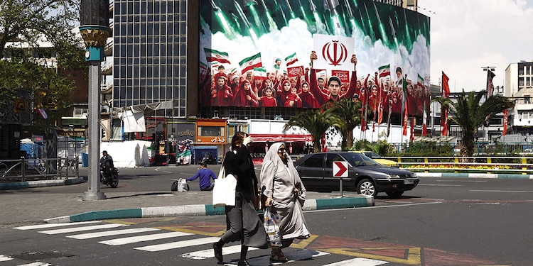Mujeres iraníes caminan por una calle, ayer.