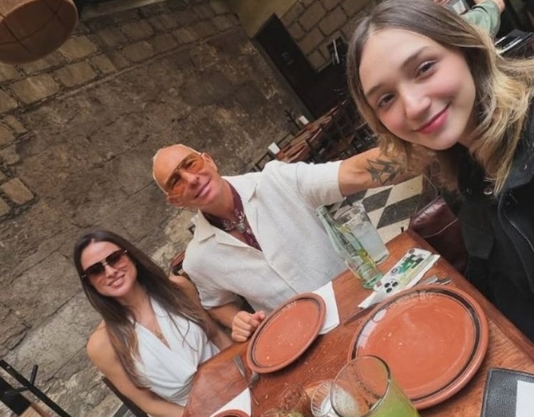 Erik Rubín presume a su novia junto a su hija Nina