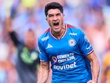 Nicolás Ibáñez le anota a Tigres con la camiseta de Cruz Azul.