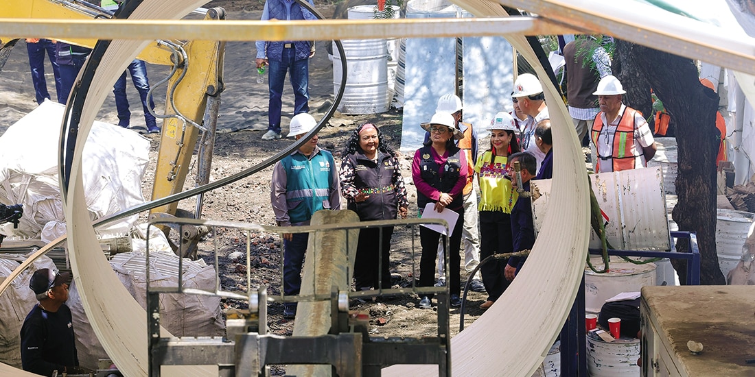 Clara Brugada supervisa los trabajos hidráulicos en Zaragoza, ayer.