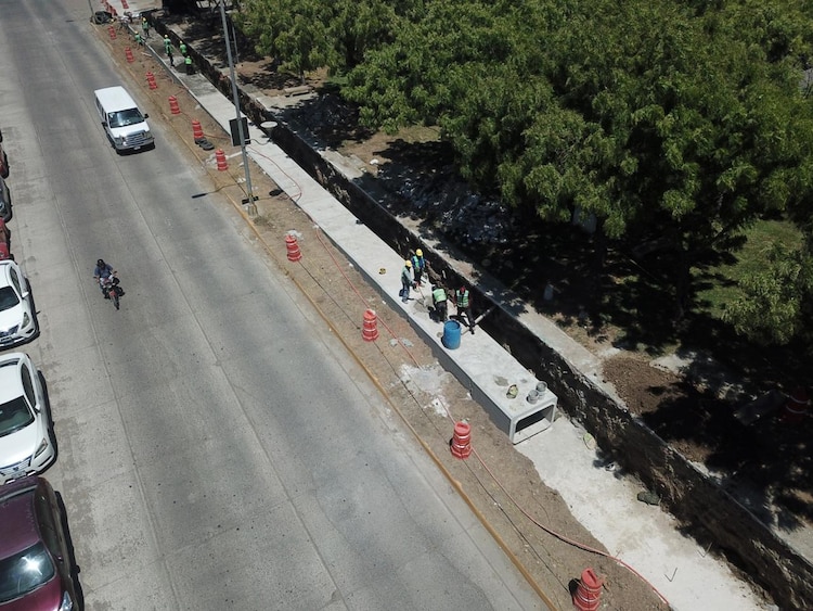 La SICT ejecuta obras de drenaje y colector pluvial en la zona inferior del puente.