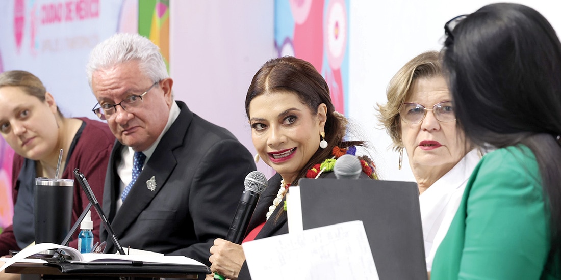 Clara Brugada e integrantes de su gabiente, ayer, en conferencia.
