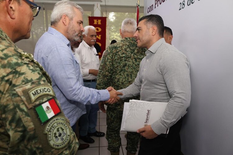 El titular de la SSPC, Omar García Harfuch (der.), y el gobernador de Michoacán, Alfredo Ramírez Bedolla (izq.).