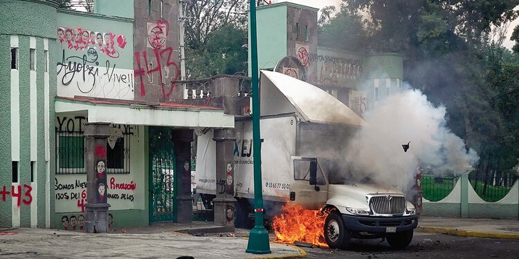 El camión de carga ardió frente a la puerta del Campo Militar.