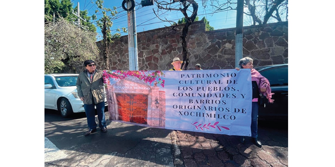 INTEGRANTES del colectivo, ayer afuera del recinto.