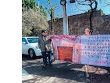 INTEGRANTES del colectivo, ayer afuera del recinto.