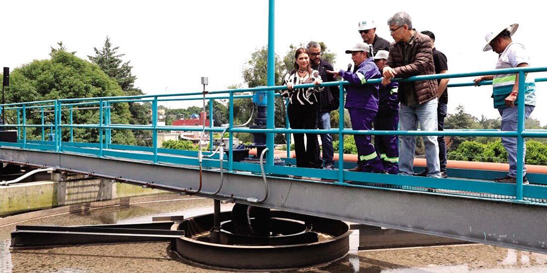 CLARA BRUGADA durante el recorrido
en una obra hidráulica, ayer