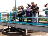 CLARA BRUGADA durante el recorrido
en una obra hidráulica, ayer