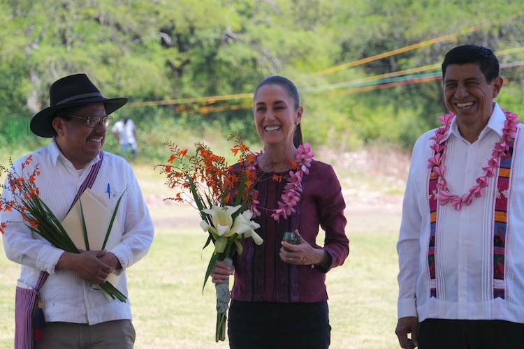 Presidenta Claudia Sheinbaum durante supervisión del Plan General Lázaro Cárdenas en Oaxaca.