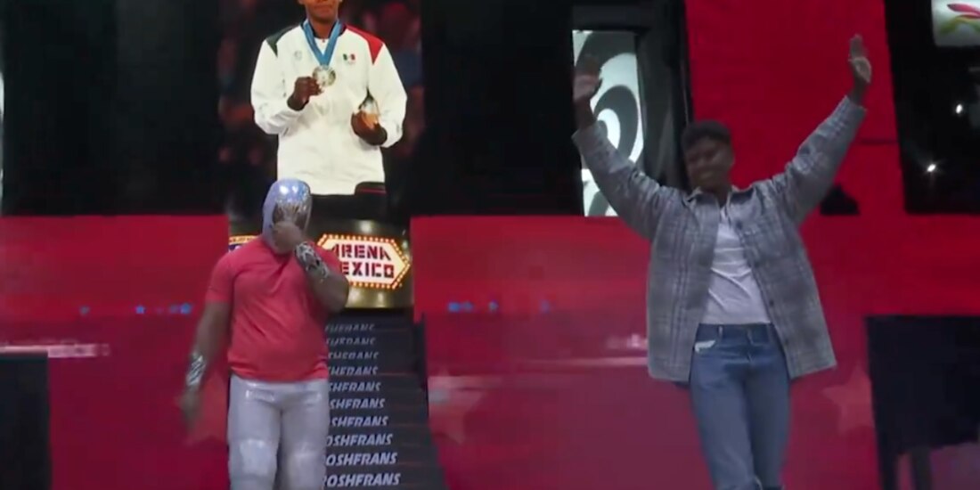 Prisca Awiti recibió un homenaje en la Arena México en compañía de Místico.