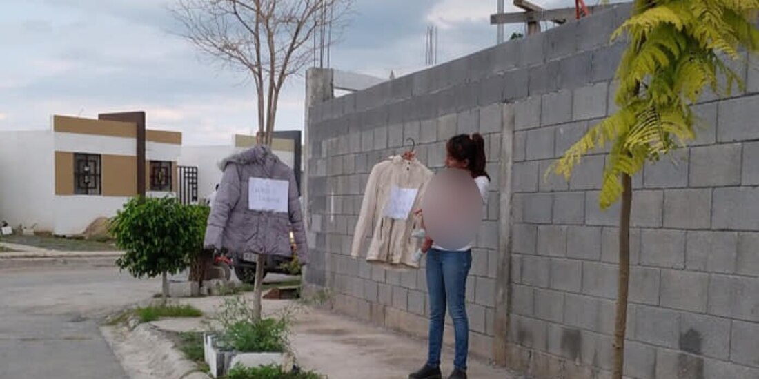 Joven madre cambia ropa por víveres