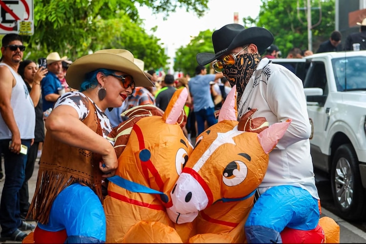 Asistentes al VaqueRun se dieron cita en el Parque Revolución, en Culiacán.