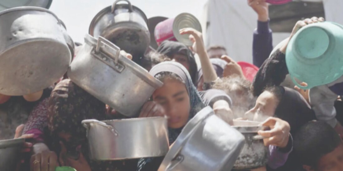 Palestinos luchan por conseguir alimentos en la Franja de Gaza, 5 de mayo.