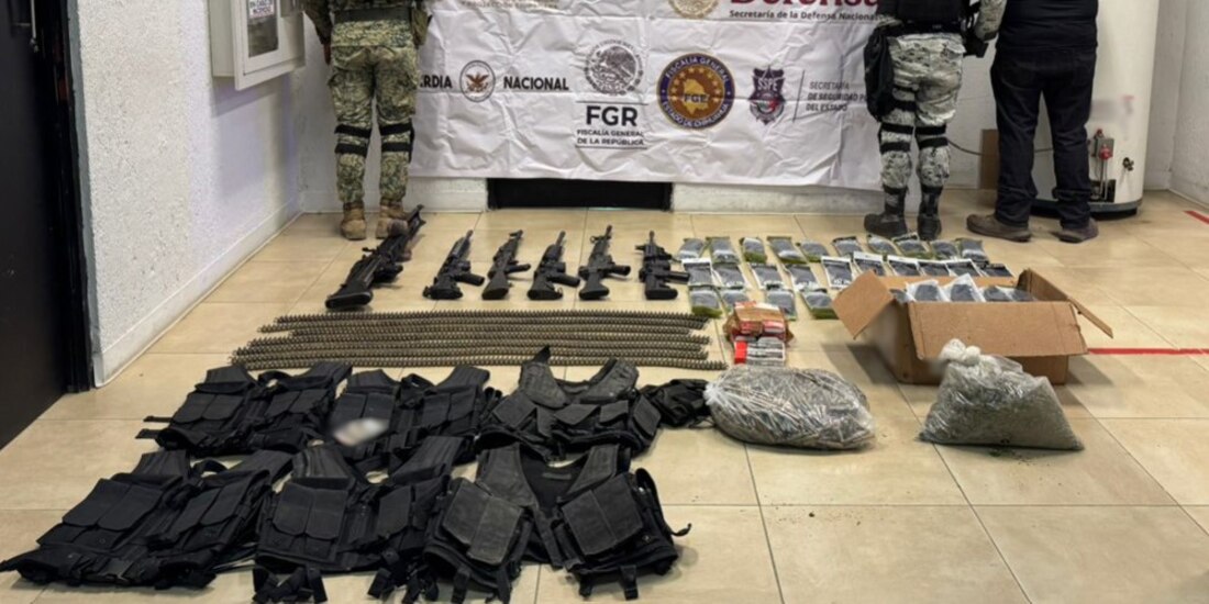 Arsenal asegurado en Chihuahua como parte de la Operación Frontera Norte.