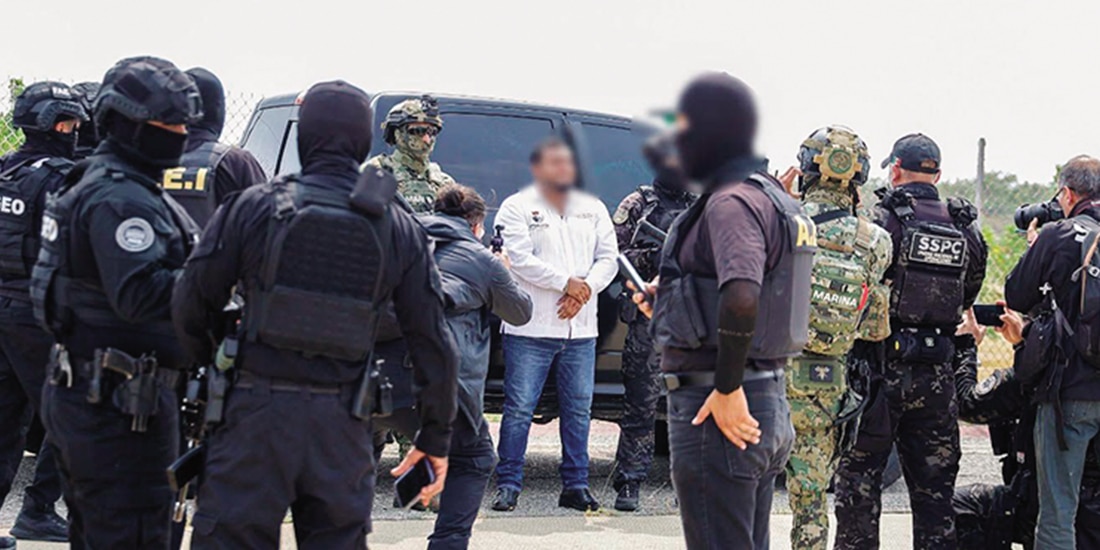 MOMENTO en el que se alistaba el traslado del munícipe detenido el miércoles