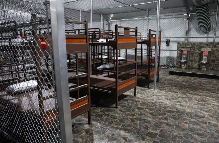 Trump abre centro migratorio rodeado de caimanes y naturaleza salvaje.