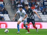 Leonardo Sequeira, del Querétaro, cubre el balón ante la marca de César Montes, del Monterrey, durante el choque entre ambos clubes en la cancha del BBVA.