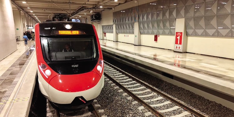 Vista del convoy ingresando a una de las estaciones del recorrido.