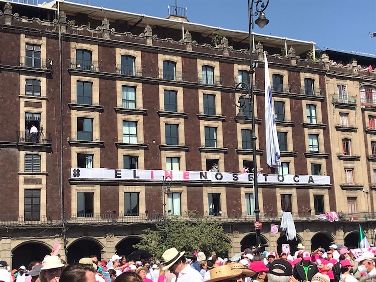 En el gran Hotel de México quitaron la pancarta de Genaro García Luna y colocaron una con el lema "El INE no se toca"
