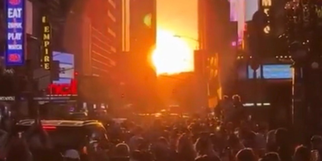 "Manhattanhenge", puesta de sol en medio de edificios, reúne dos veces al año a miles de neoyorquinos.
