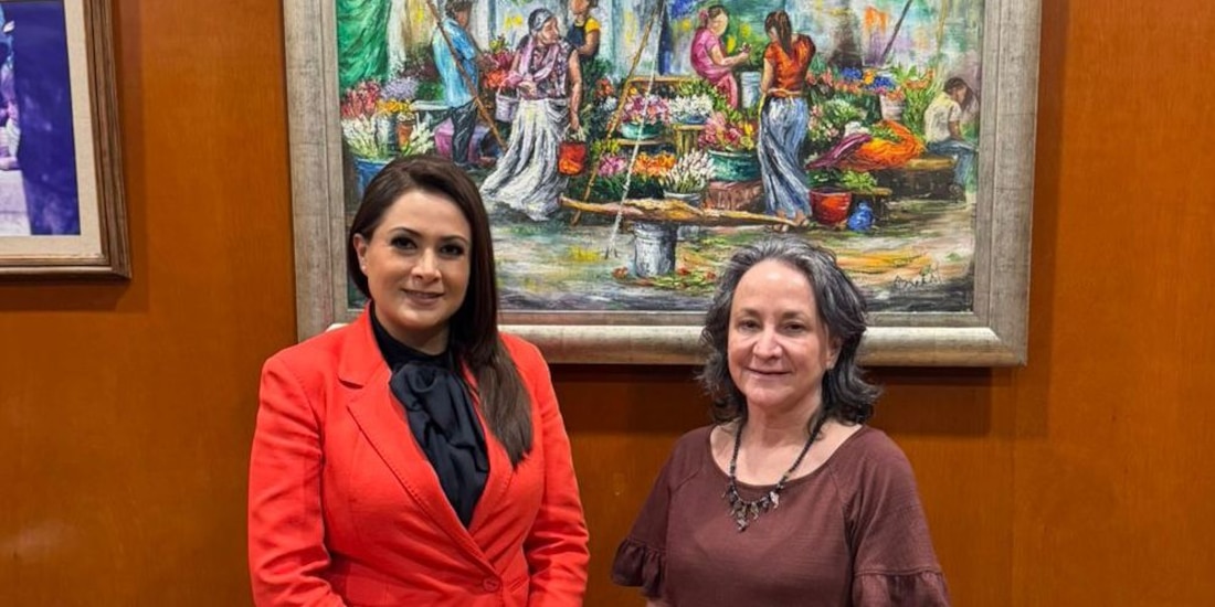 Ambas funcionarias en la reunión.