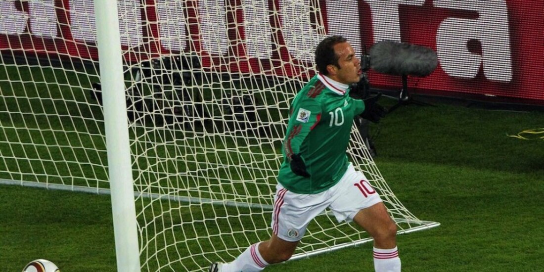 Cuauhtémoc Blanco festeja el gol que anotó con la Selección Mexicana en el Mundial de Sudáfrica 2010.