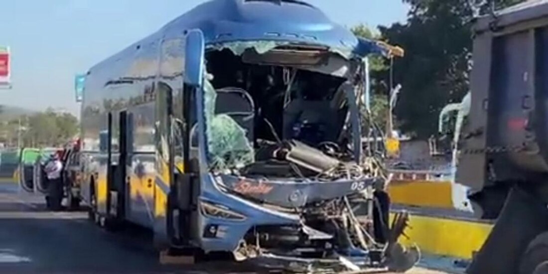 Imagen del camión de pasajeros tras el choque con un tráiler sobre la avenida López Mateos en Guadalajara, Jalisco.