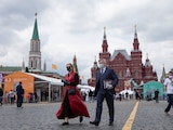 Personas caminan por la Plaza Roja en Moscú, Rusia, el 6 de junio de 2020.
