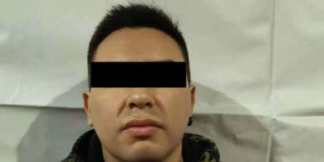 Sujeto detenido, ayer, por policías de la SSC en calles de la alcaldía Iztacalco.