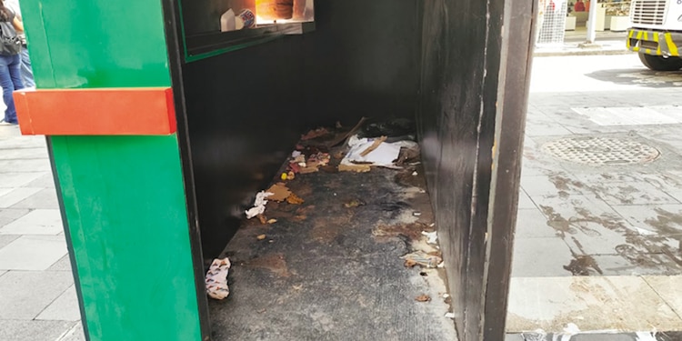 EL STAND está lleno de excremento,
orina y basura.