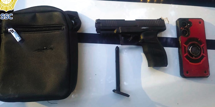 EL SOSPECHOSO cargaba un celular y
una réplica de arma de fuego, ayer.