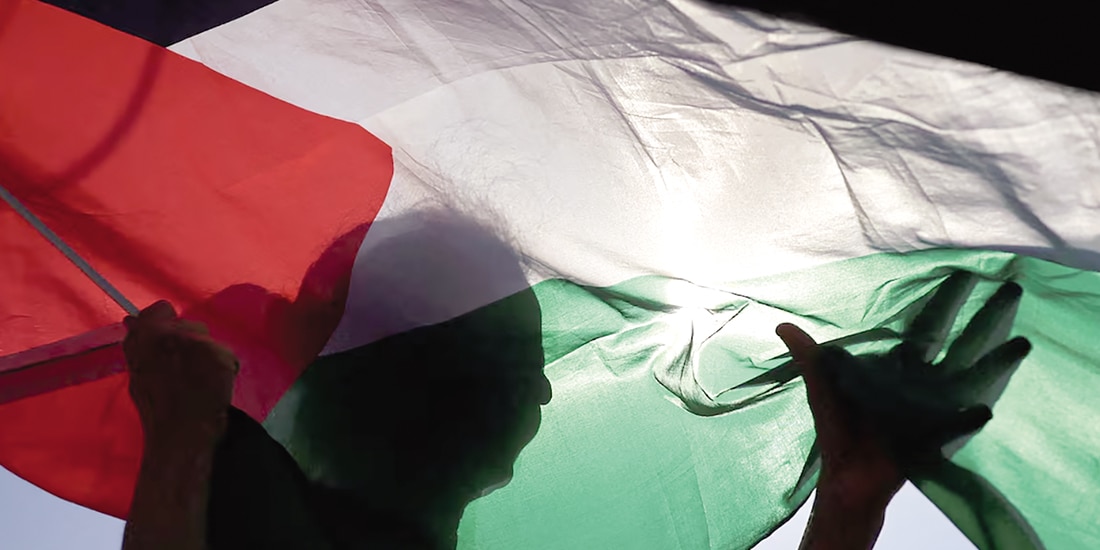 Una mujer ondea una bandera palestina, en España, ayer.