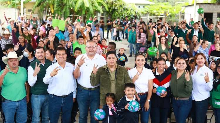 El gobernador Ricardo Gallardo y el alcalde Sergio Alberto Izaguirre Ponce recorren la cancha y las áreas infantiles del nuevo recinto.