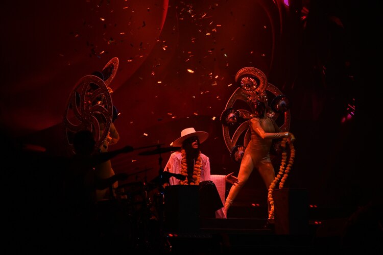 Baile entre “clones” del Dr. Simi generó risas y ovaciones, un momento destacado del Simi Fest 2025.