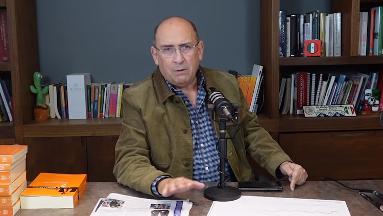 Rubén Moreira durante su programa "Con Peras, Manzanas y Naranjas", transmitido desde YouTube.