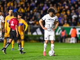 El Chino Huerta, de Pumas, instantes anets de fallar el penalti ante Tigres, en la semifinal de vuelta del AP 2023 de la Liga MX.