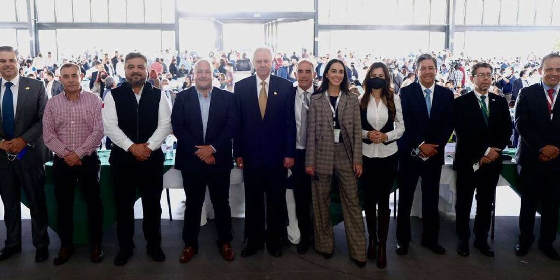 El gobernador de Jalisco, Enrique Alfaro, dijo que en el próximo año se concluirán las carreteras que conectarán la sierra con la costa.