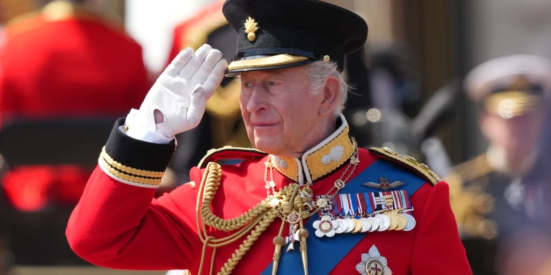 El rey Carlos III de Gran Bretaña saluda a las tropas frente al Palacio de Buckingham durante Trooping The Colour, el desfile anual de cumpleaños del rey, en Londres, sábado 13 de junio de 2026.