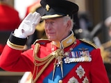 El rey Carlos III de Gran Bretaña saluda a las tropas frente al Palacio de Buckingham durante Trooping The Colour, el desfile anual de cumpleaños del rey, en Londres, sábado 13 de junio de 2026.