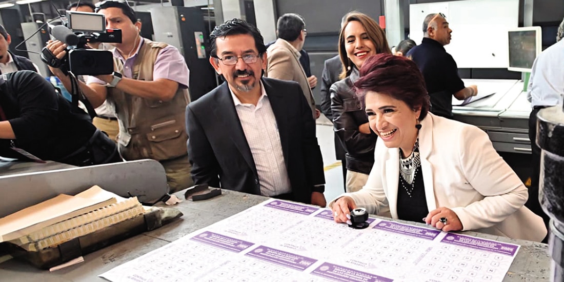 Arturo Chávez, de Talleres Gráficos de México, y las consejeras Erika Estrada y Patricia Avendaño, ayer.