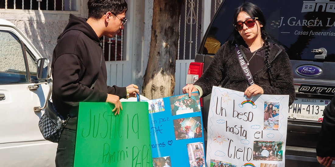 Los hijos de Roberto Hernández durante el velorio de éste, ayer.