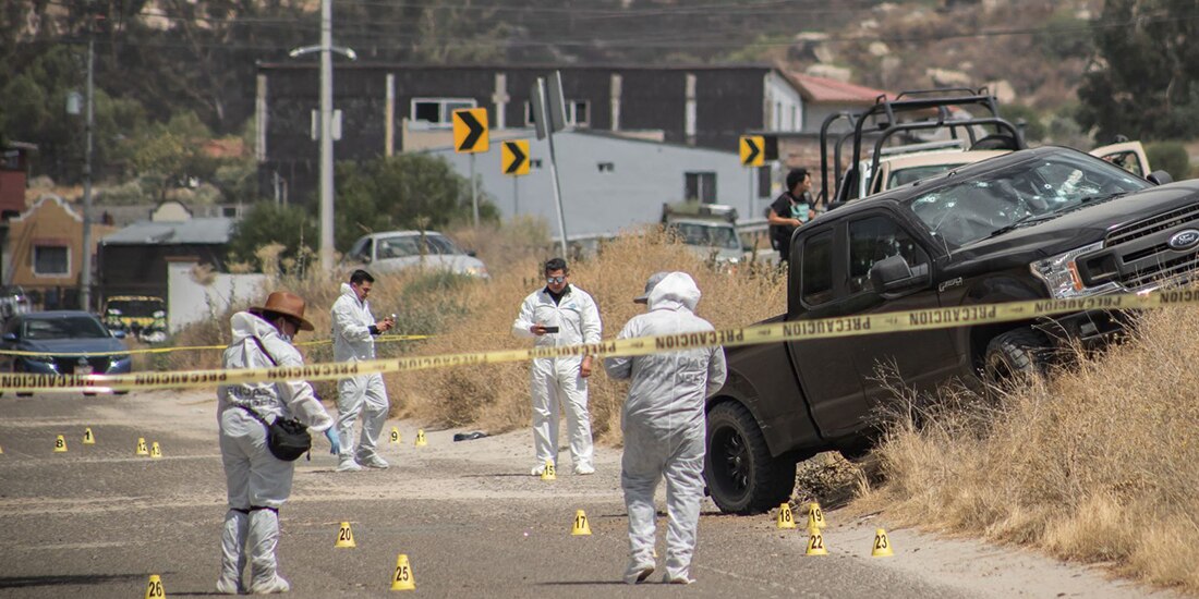 En la imagen, personal forense realiza labores en un área acordonada