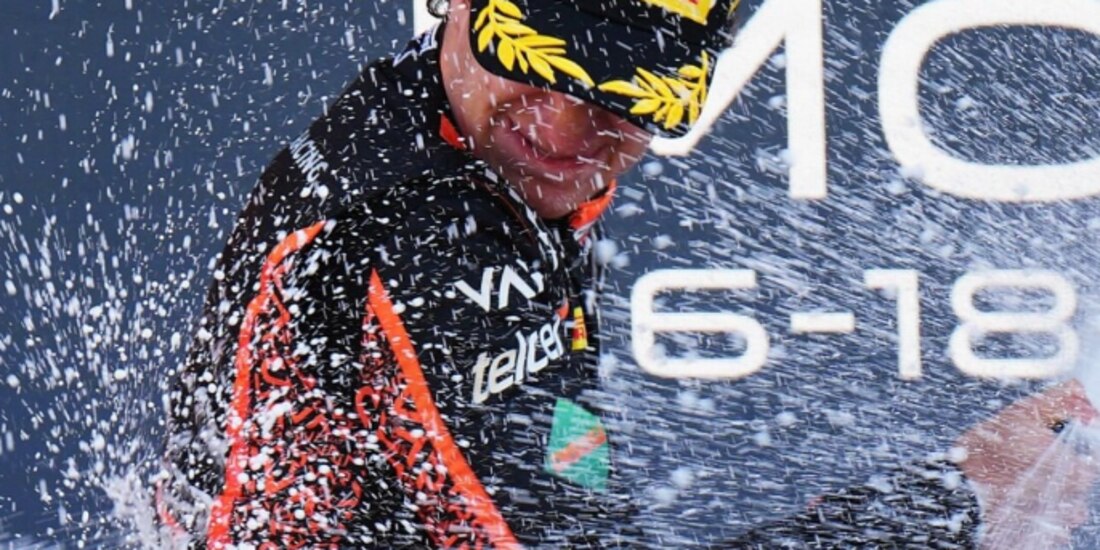 Santiago Ramos festeja el primer lugar que ganó en Imola.