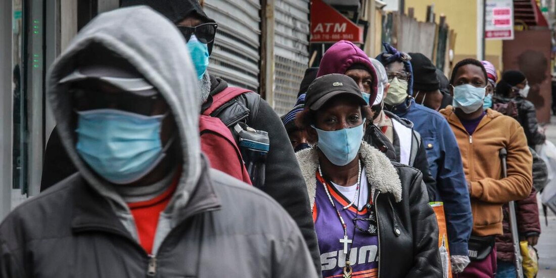 Estadounidenses vulnerables hacen fila por comida, en Chicago, en abril pasado.