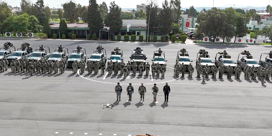 EN EL CUARTEL general de la 11/a. Zona Militar se llevó a cabo, el domingo pasado, el reforzamiento del operativo puesto en marcha a raíz de la localización de 10 cuerpos de personas —cinco de
ellos colgados de un puente— en tres municipios de la entidad, con el despliegue de más de 400 elementos del Ejército, la Guardia Nacional y la Secretaría de Seguridad Pública estatal.