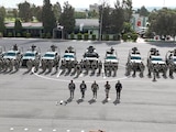 EN EL CUARTEL general de la 11/a. Zona Militar se llevó a cabo, el domingo pasado, el reforzamiento del operativo puesto en marcha a raíz de la localización de 10 cuerpos de personas —cinco de
ellos colgados de un puente— en tres municipios de la entidad, con el despliegue de más de 400 elementos del Ejército, la Guardia Nacional y la Secretaría de Seguridad Pública estatal.