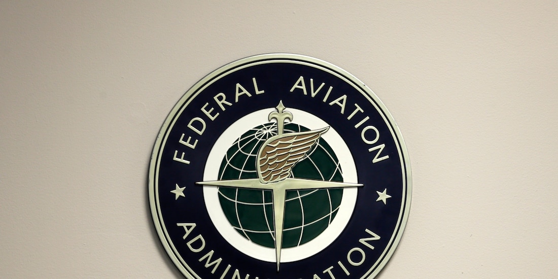 Un cartel de la Administración Federal de Aviación de Estados Unidos