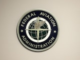 Un cartel de la Administración Federal de Aviación de Estados Unidos