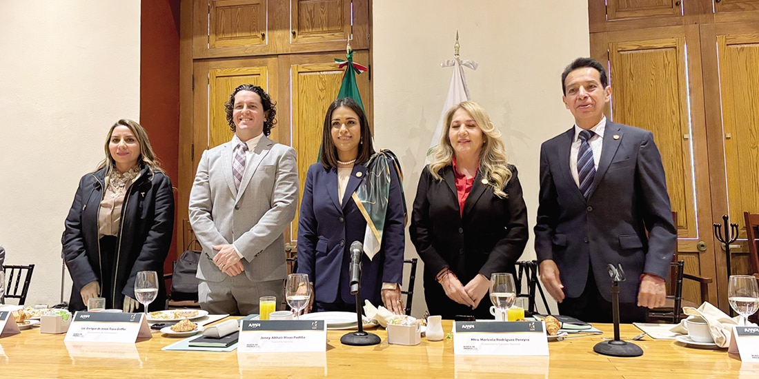 Jenny Rivas Padilla (centro), presidenta nacional de la AMPI, en conferencia, ayer.