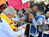AMLO destaca que los mensajes de afecto de la población son su mejor medicina.